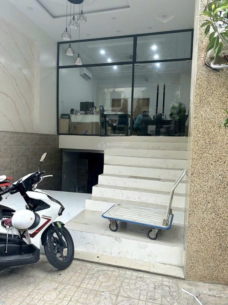 Cần cho thuê nhà MT Lê Quang Định P. 11 Q. Bình Thạnh có hầm để xe và thang máy Cần cho thuê nhà MT Lê Quang Định P. 11 Q. Bình Thạnh có hầm để xe và thang máy