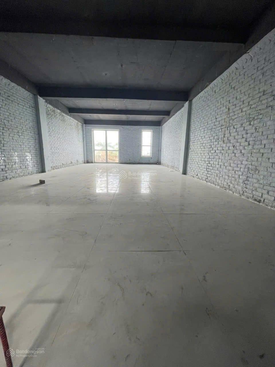 Cho thuê căn lièn kề Geleximco, hoàn thiện cơ bản làm kho, DT 100m2 X 4 tầng, giá 11 triệu