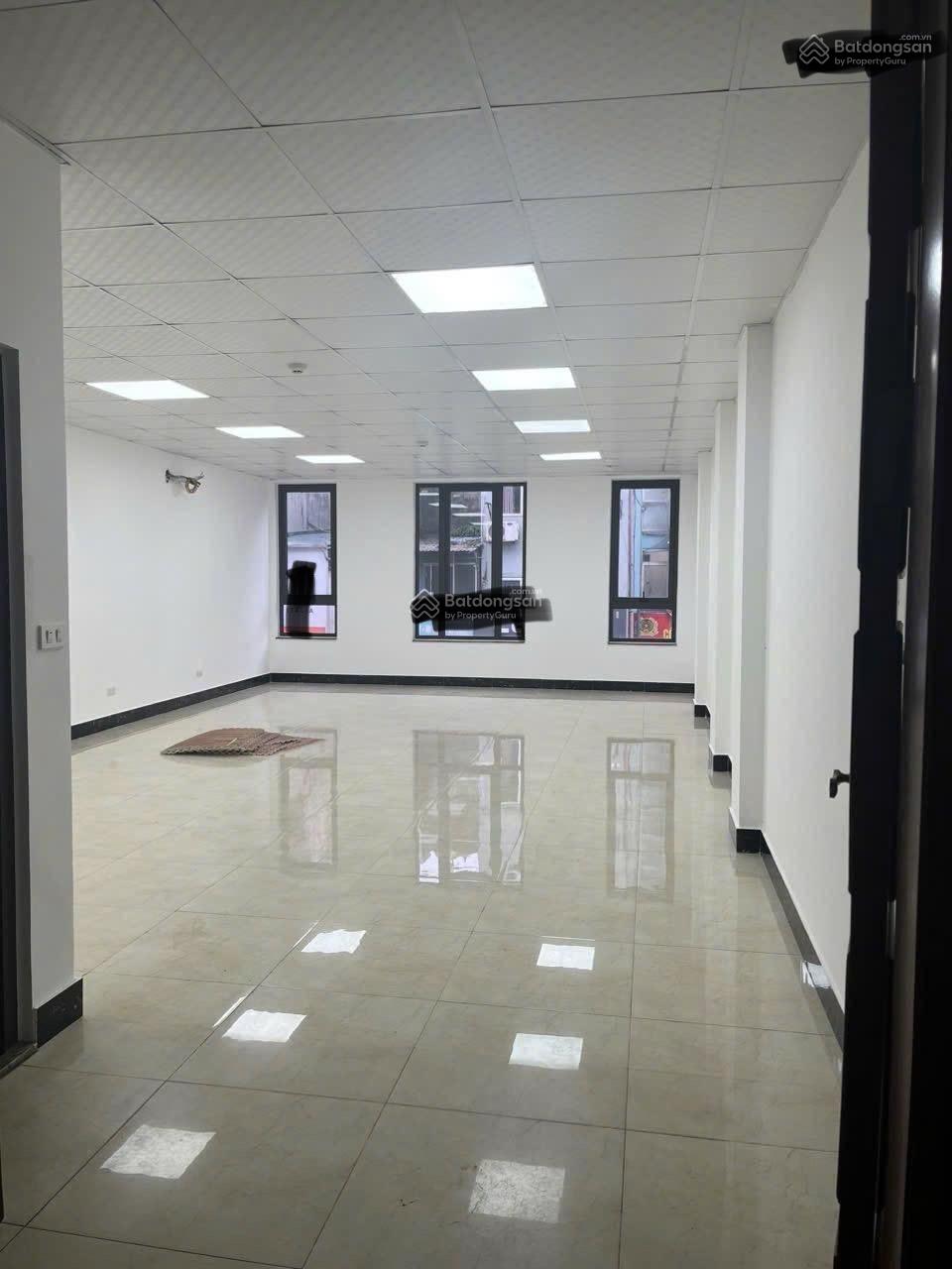 Cho thuê nhà mặt phố Lạc Trung, DT 70m2x3 tầng, MT 5.3m, giá 35tr, LH 0968 896 ***