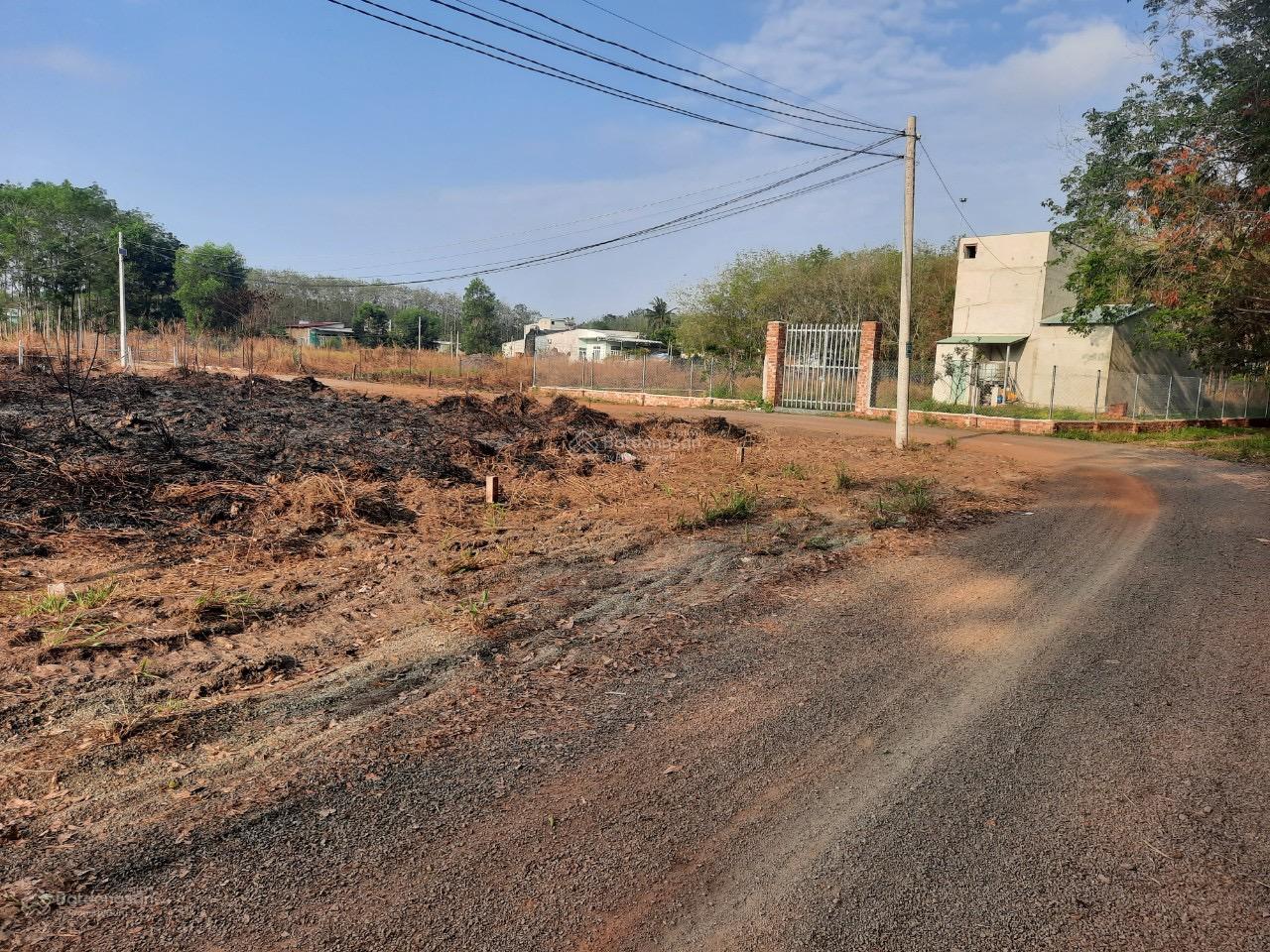 Cần bán gấp mảnh vườn ngang 20x 52m hơn 1000m2 bán 210 triệu bao sổ ngay trường học, ủy ban