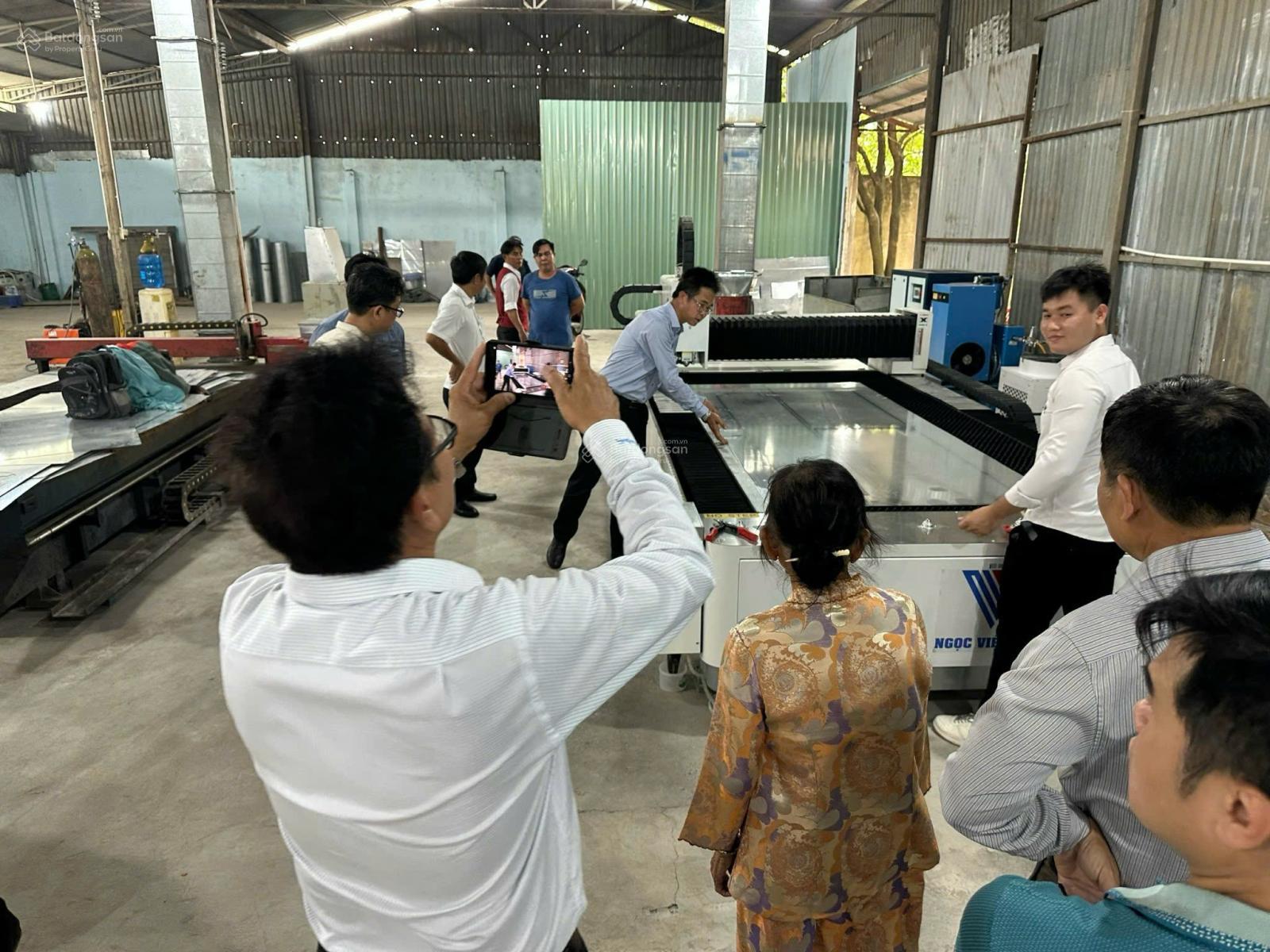 Bán nhà xưởng tại Tân Quý Tây, Bình Chánh, Tp. Hồ Chí Minh. DT 2400m2 (ngang 30m) - Giá: 12,5tr/m2