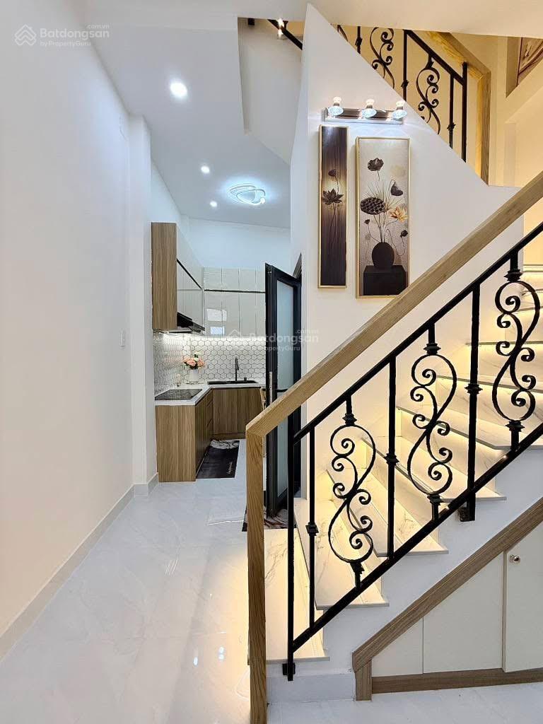 Bán gấp nhà Quận 1, đường Nguyễn Văn Nguyễn. Dt 38m2( 3,2mx 11,8m) giá 2.360 tỷ gần chợ Tân Định