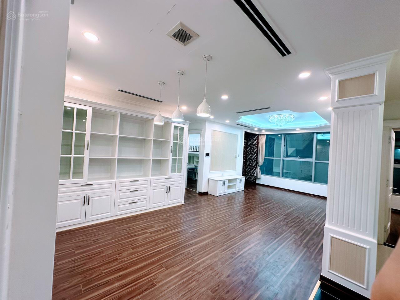 Bán gấp căn hộ chung cư tòa nhà D11 Sunrise Building 3PN 2WC DT: 135m2 giá 8.5 tỷ LH: 0917 495 ***