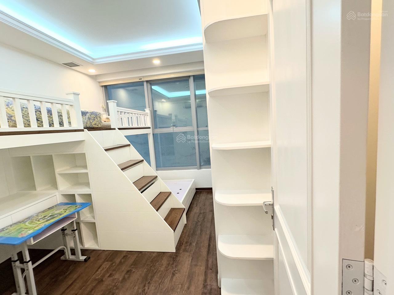 Bán gấp căn hộ chung cư tòa nhà D11 Sunrise Building 3PN 2WC DT: 135m2 giá 8.5 tỷ LH: 0917 495 ***