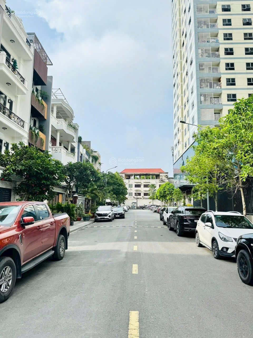 Bán nhà phố 99.6m² đối diện chung cư Homyland, Thủ Đức 5PN, giá 17 tỷ TL