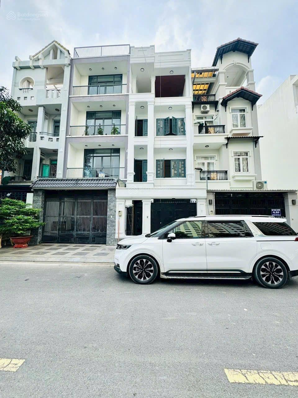 Bán nhà phố 99.6m² đối diện chung cư Homyland, Thủ Đức 5PN, giá 17 tỷ TL