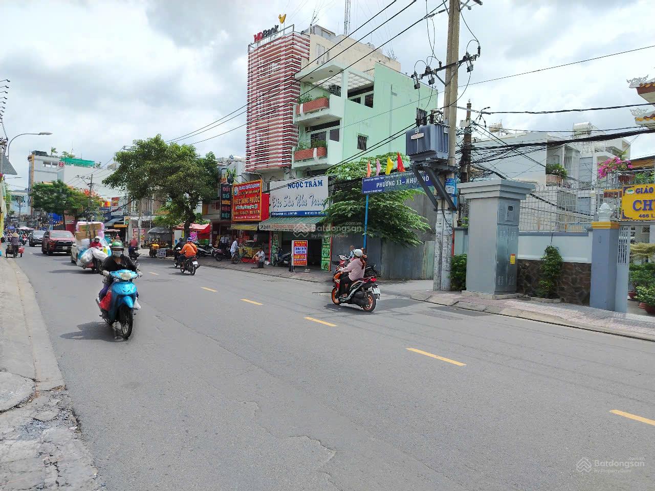 Cần tiền bán gấp nhà hẻm 8m Lê Quang Định. Hẻm Kinh Doanh Sầm Uất. DT: 4x17m, trệt, lầu. Kiên Cố.