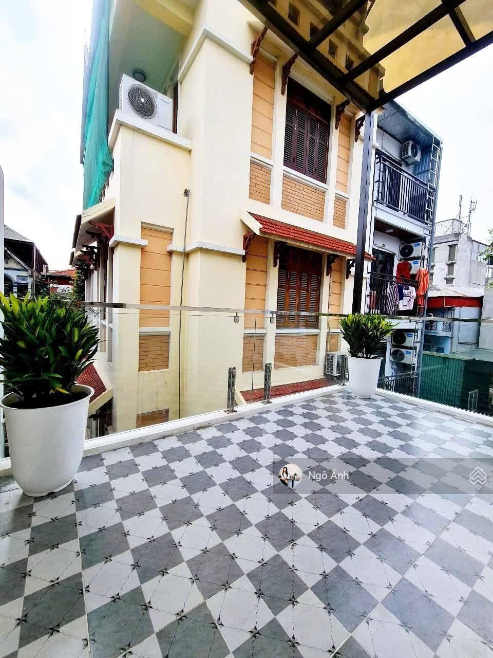 Bán nhà phố Đội Cấn - 5 tầng - 4 phòng ngủ - diện tích sử dụng 42m2 giá 8.36 tỷ LH: 0948 044 ***