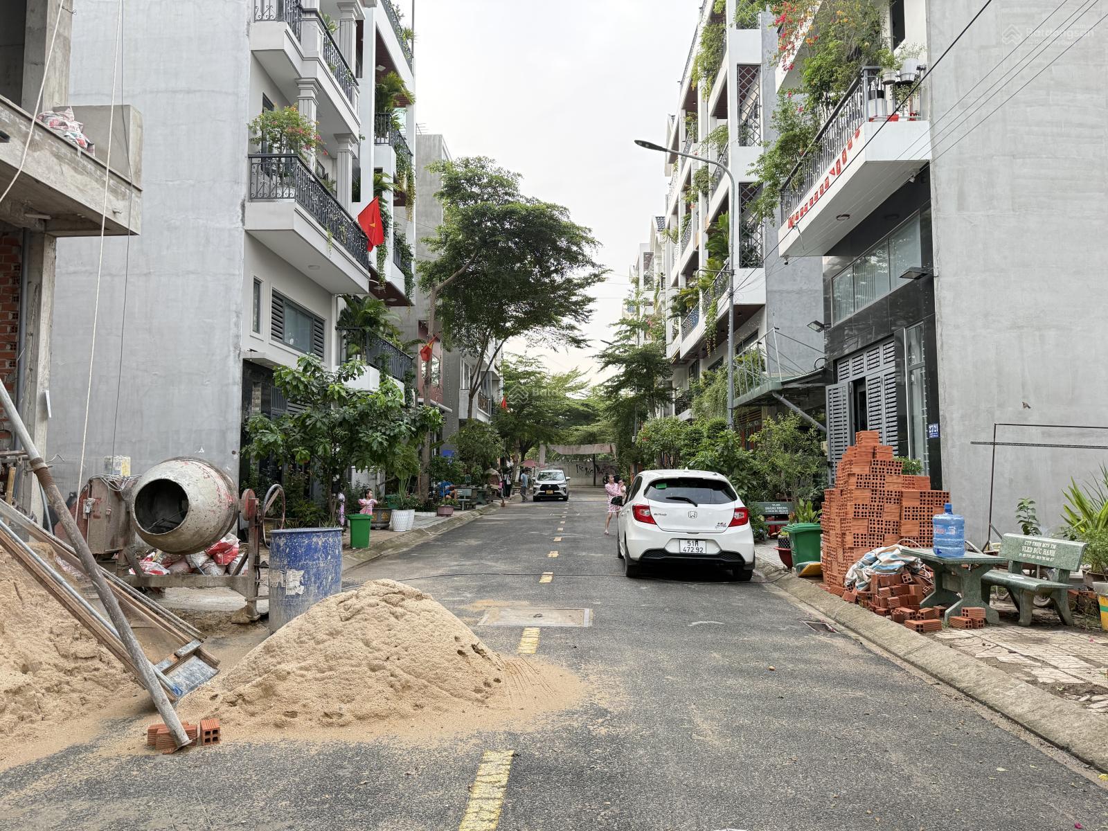 Nhà sát bên UBP Thạnh Xuân, DT: 4,5x12m, lửng, 3lầu, 4pn, p/thờ, sân thượng, gara tô, giá 6.4 tỷ Nhà sát bên UBP Thạnh Xuân, DT: 4,5x12m, lửng, 3lầu, 4pn, p/thờ, sân thượng, gara tô, giá 6.4 tỷ