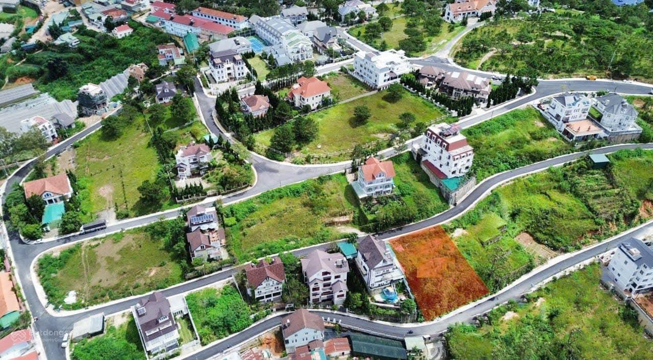 Giá rẻ 1/2 - 2500m2 Đồi Huy Hoàng P8 Đà Lạt, ngang rộng, đường nhựa 10m Khu VIP view đẹp 19 tr/m2