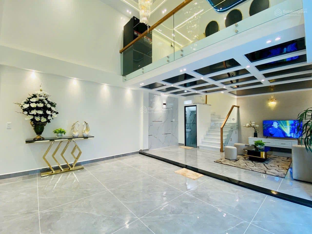 Chủ bán gấp 3,29 tỷ nhà đường Hoa Lan, Phường 2, Quận Phú Nhuận. DT 62,8m2. SHR, hợp đồng thuê cao.
