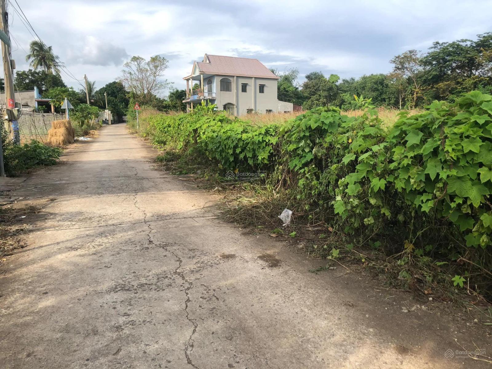 Bán lô đất đẹp thuộc Suối Nghệ, Châu Đức. 121 x 40m. Sổ riêng sẵn 300m2 thổ cư. Đường bê tông