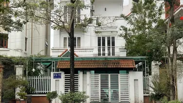 Bán biệt thự mặt hồ Thành Phố Giao Lưu, hướng nam, 2 mặt tiền, vị trí đẹp, kinh doanh tốt, ở sướng