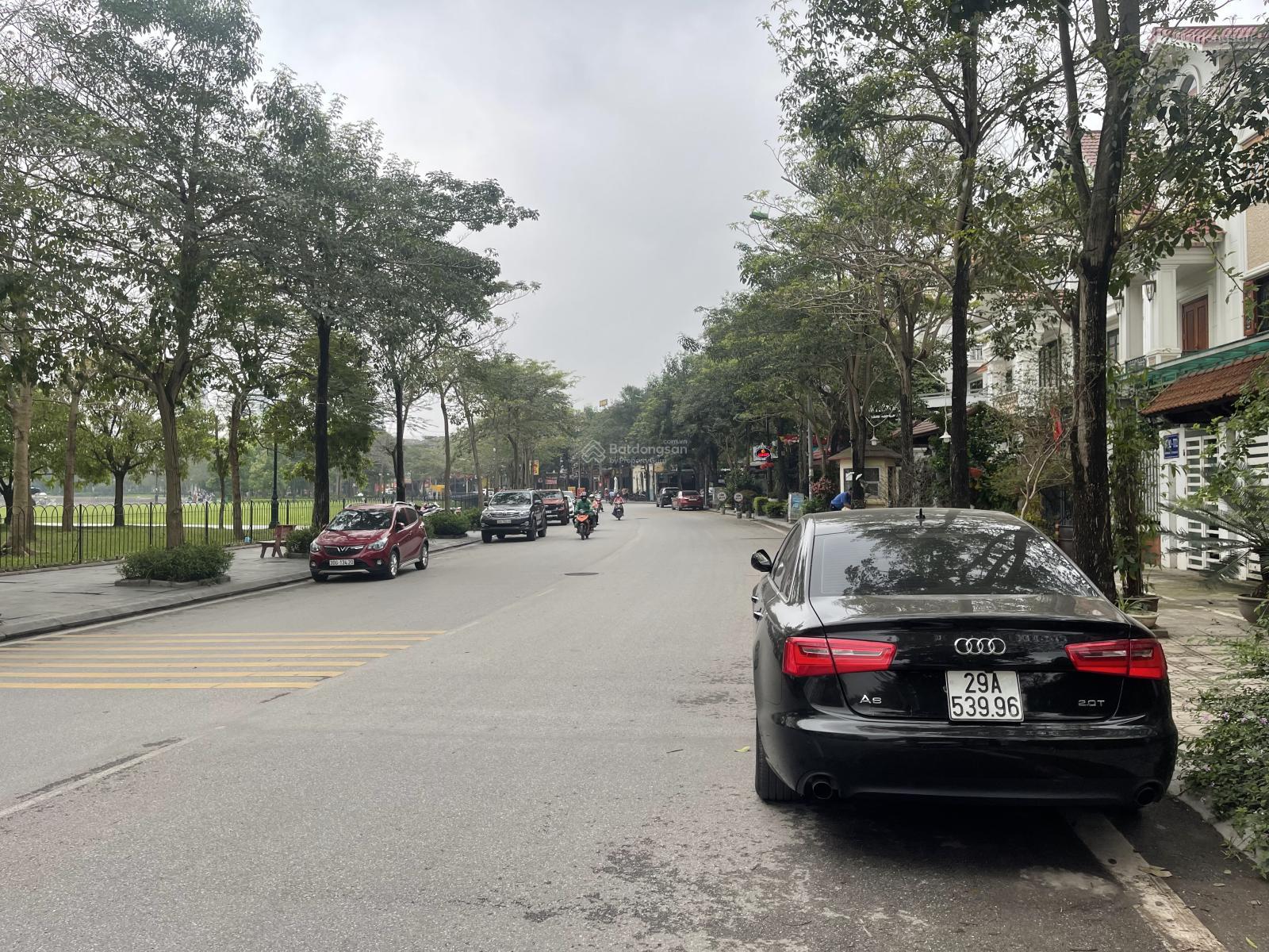 Bán biệt thự mặt hồ Thành Phố Giao Lưu, hướng nam, 2 mặt tiền, vị trí đẹp, kinh doanh tốt, ở sướng