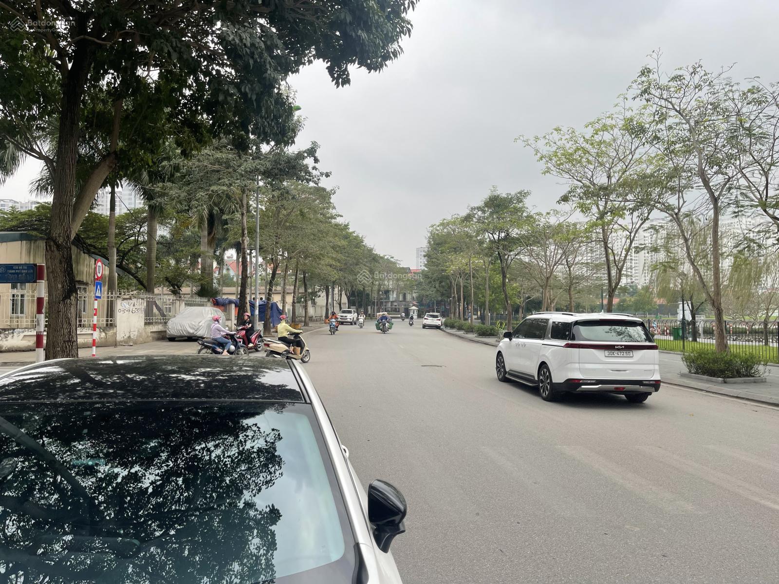 Bán biệt thự mặt hồ Thành Phố Giao Lưu, hướng nam, 2 mặt tiền, vị trí đẹp, kinh doanh tốt, ở sướng