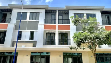 Nhà phố đẹp 1 trệt, 2 lầu, 3 PN, 3 WC, sân vườn mặt tiền Bình Chuẩn. DT 60m2. Giá 2 tỷ 750. SHR