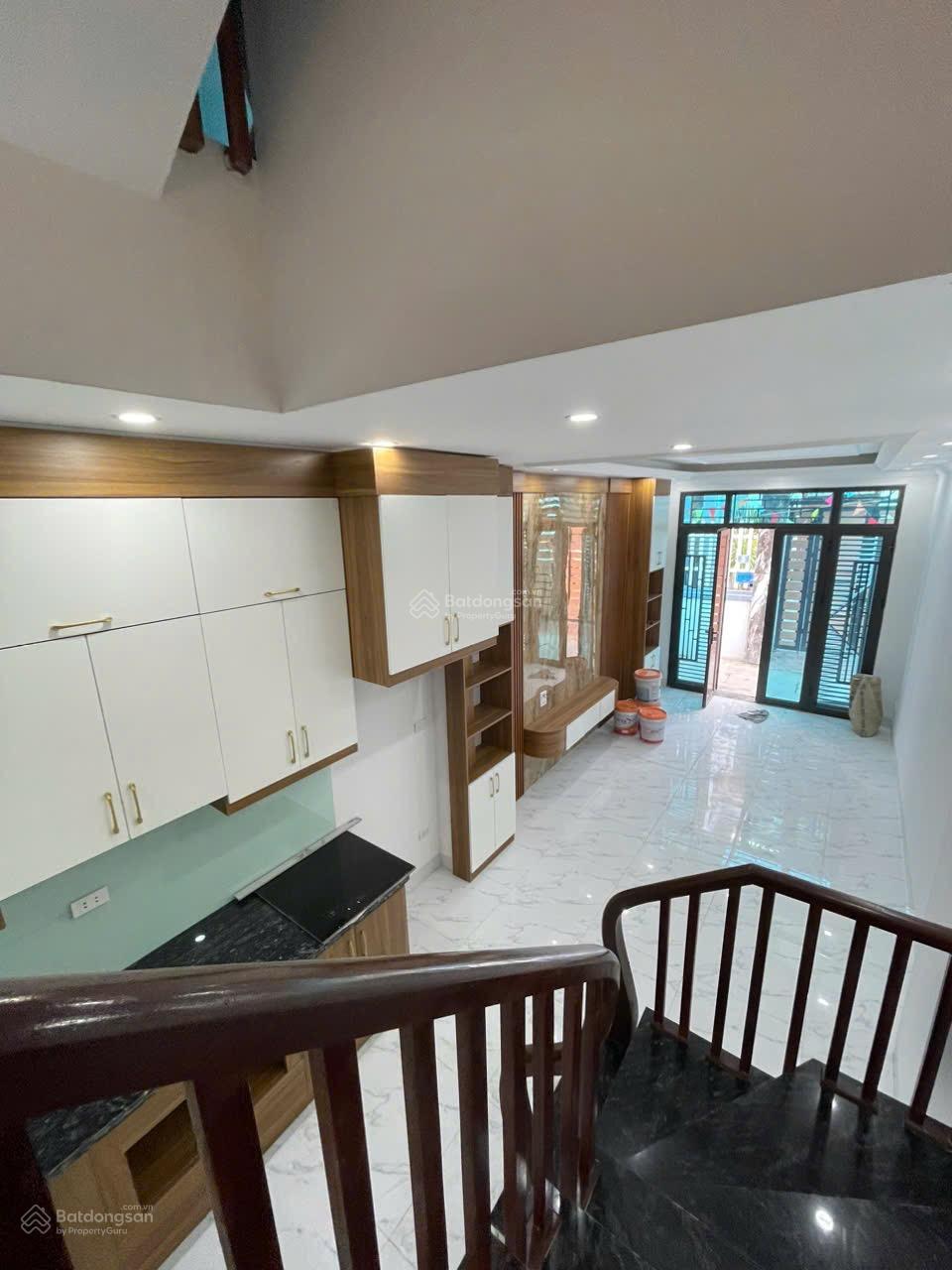 Bán nhà 32m2 giá 4tỷ450tr xây độc lập 5 tầng, ngõ ô tô nhỏ, có nơi gửi xe ô tô gần nhà, sổ đỏ