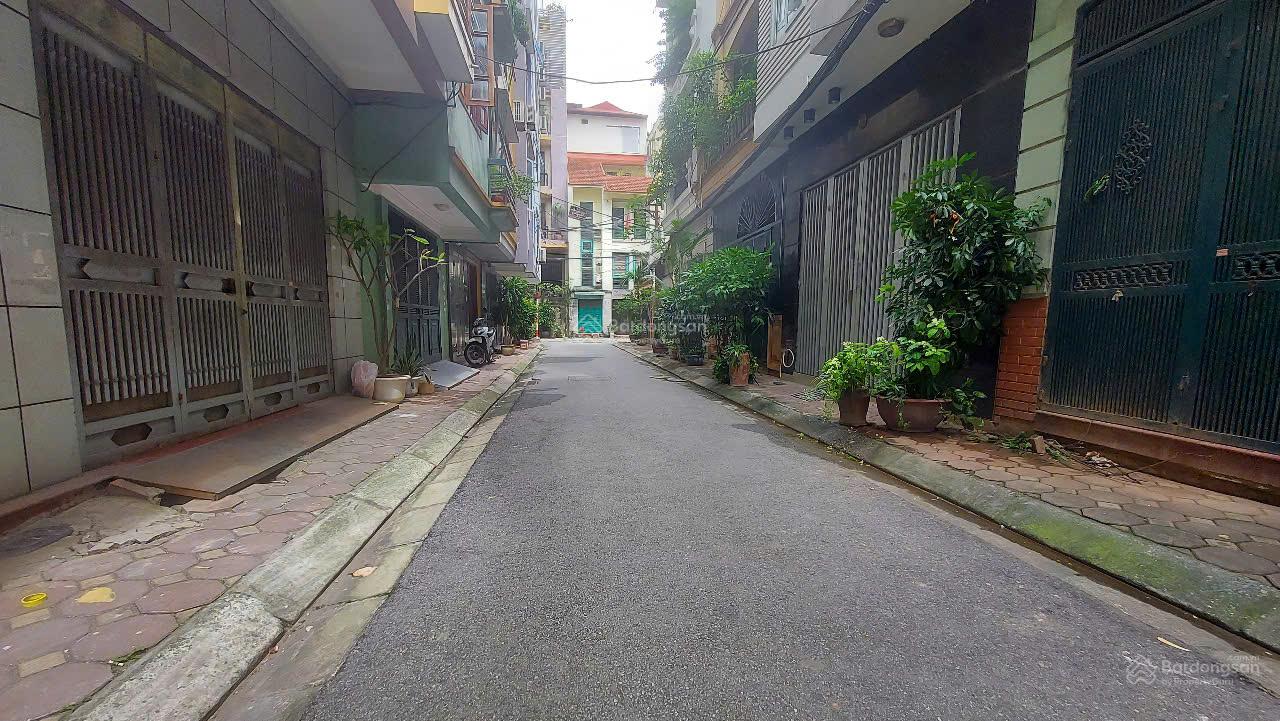Bán nhà ngay khu Văn Cao - Hoàng Hoa Thám. DT 105m2. MT 8m. Xây 5 tầng. Ô tô tránh nhau