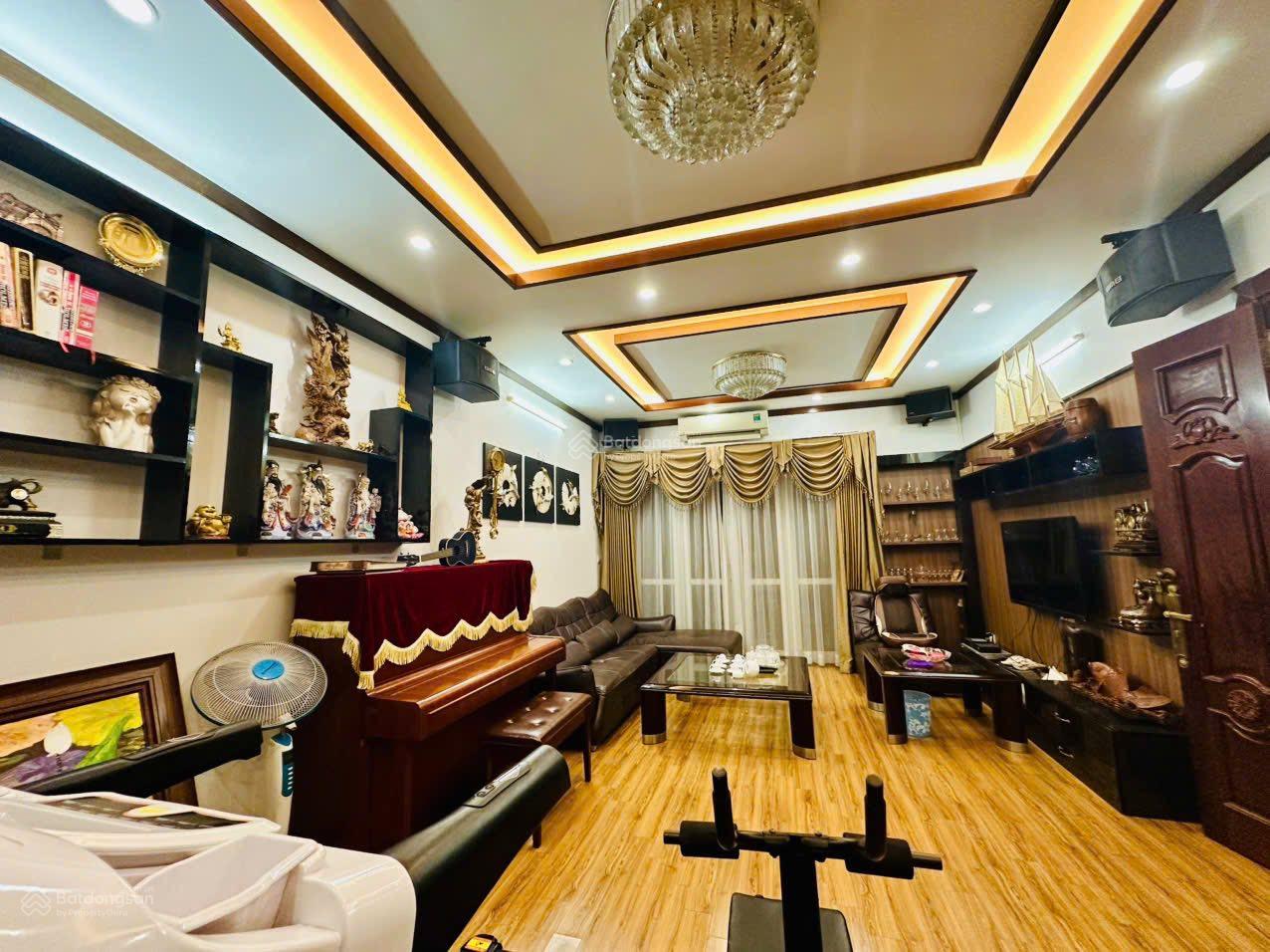 Em xin giới thiệu tới anh chị nhà Phân Lô - hai xe hơi tránh - Phố Lạc Long Quân - DT:80m2 5 tầng