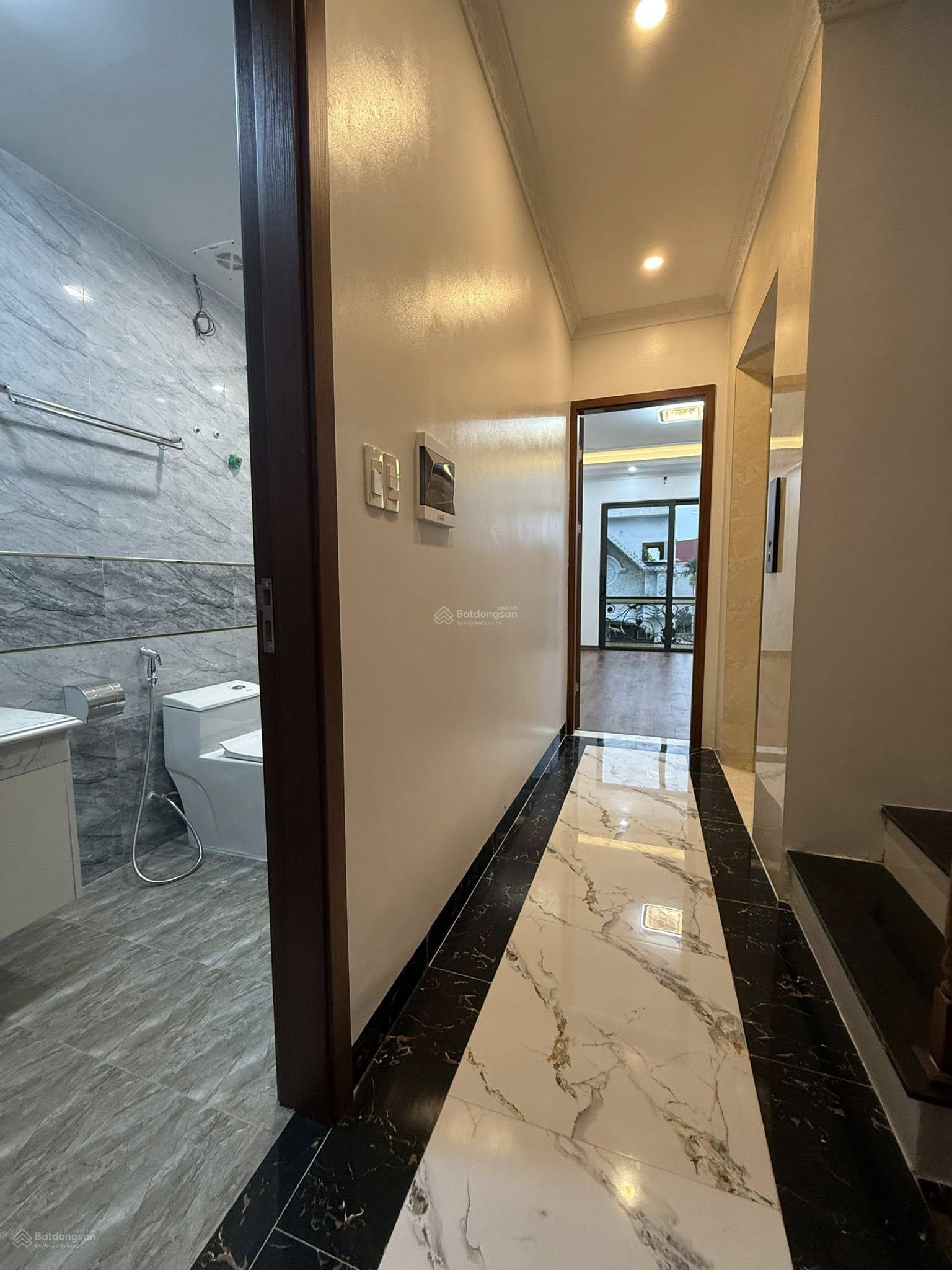 Chủ cần bán gấp để xuất cảnh trong năm - nhà phân lô - Nguyên Hồng - ô tô - thang máy - 55m2