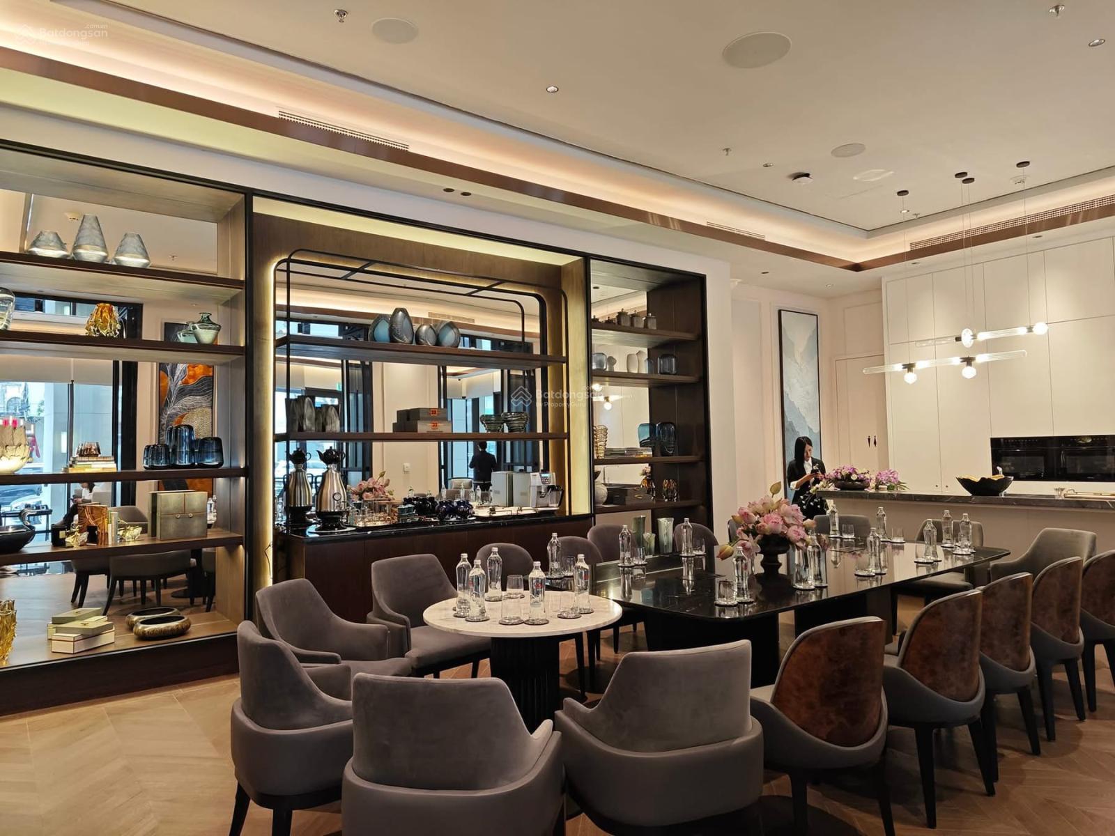 Bán căn hộ chung cư 6 sao The Grand Hàng Bài - Hoàn Kiếm DT 152m2 3N đang cho thuê 300tr giá 120 ty