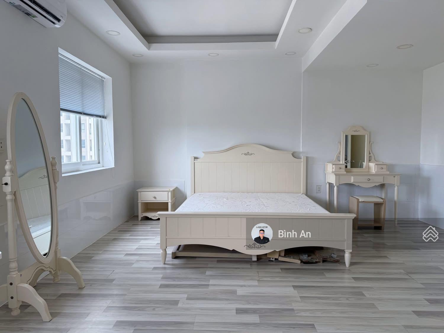 Siêu hiếm căn 3PN 99m2 sổ hồng sẵn mà chỉ 5.75 tỷ sang tên ngay. Mặt tiền Bến Vân Đồn, Quận 4