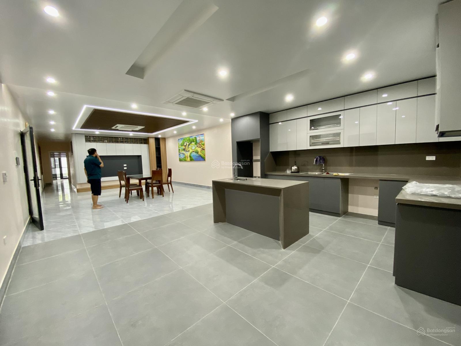 Chính chủ cho thuê 3 sàn văn phòng mặt phố cực vip Tây Hồ, mỗi sàn rộng 200m2, giá thuê cực hợp lý