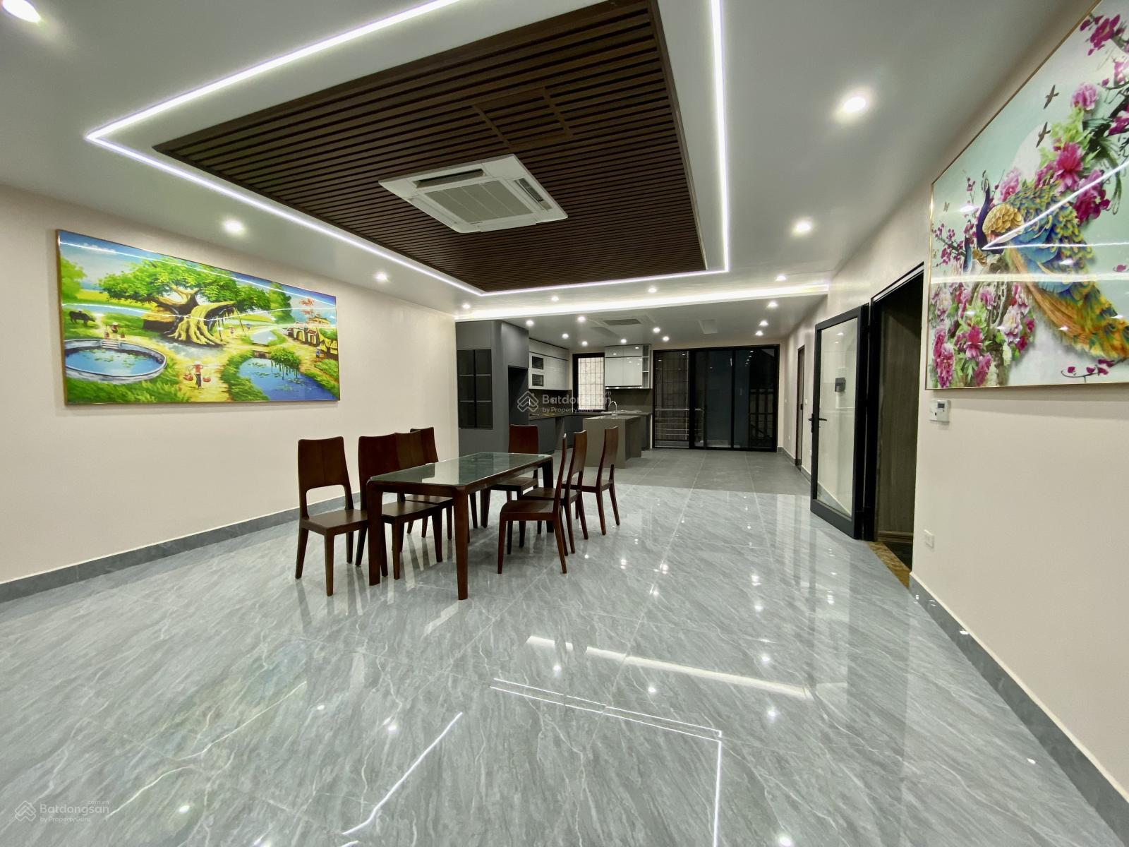 Chính chủ cho thuê 3 sàn văn phòng mặt phố cực vip Tây Hồ, mỗi sàn rộng 200m2, giá thuê cực hợp lý