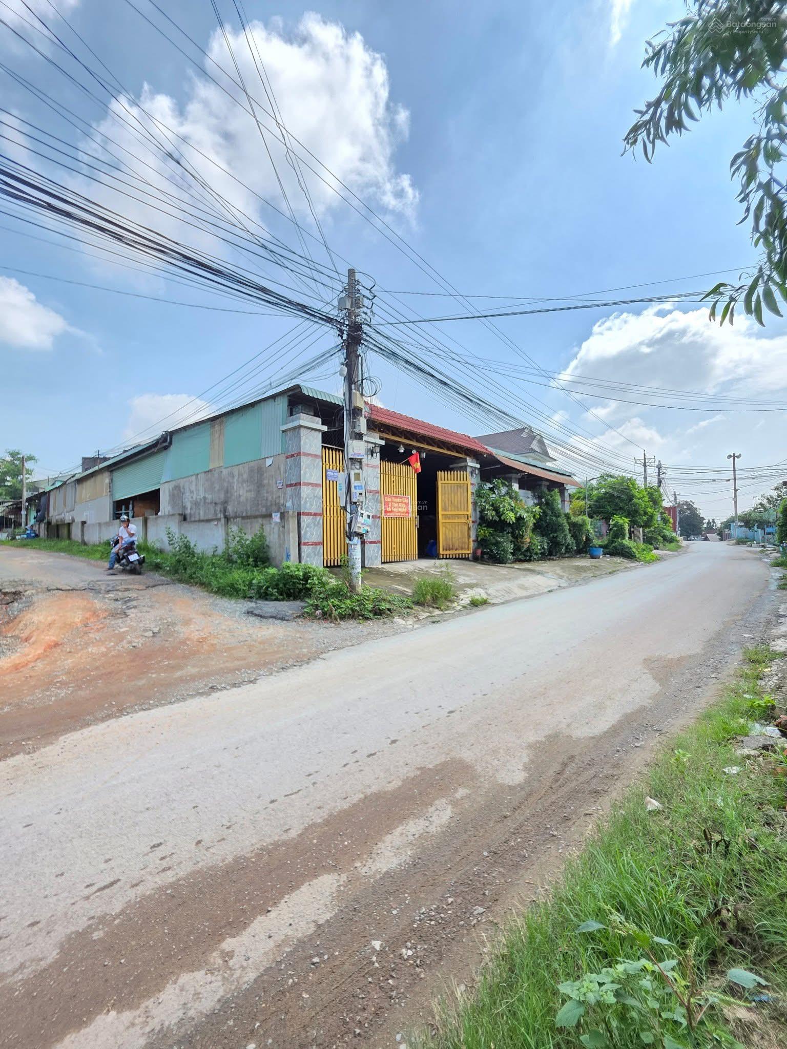 Cần bán nhà sổ riêng mặt tiền đường nhựa lớn thuộc Tân Bình, Dĩ An, Bình Dương Cần bán nhà sổ riêng mặt tiền đường nhựa lớn thuộc Tân Bình, Dĩ An, Bình Dương