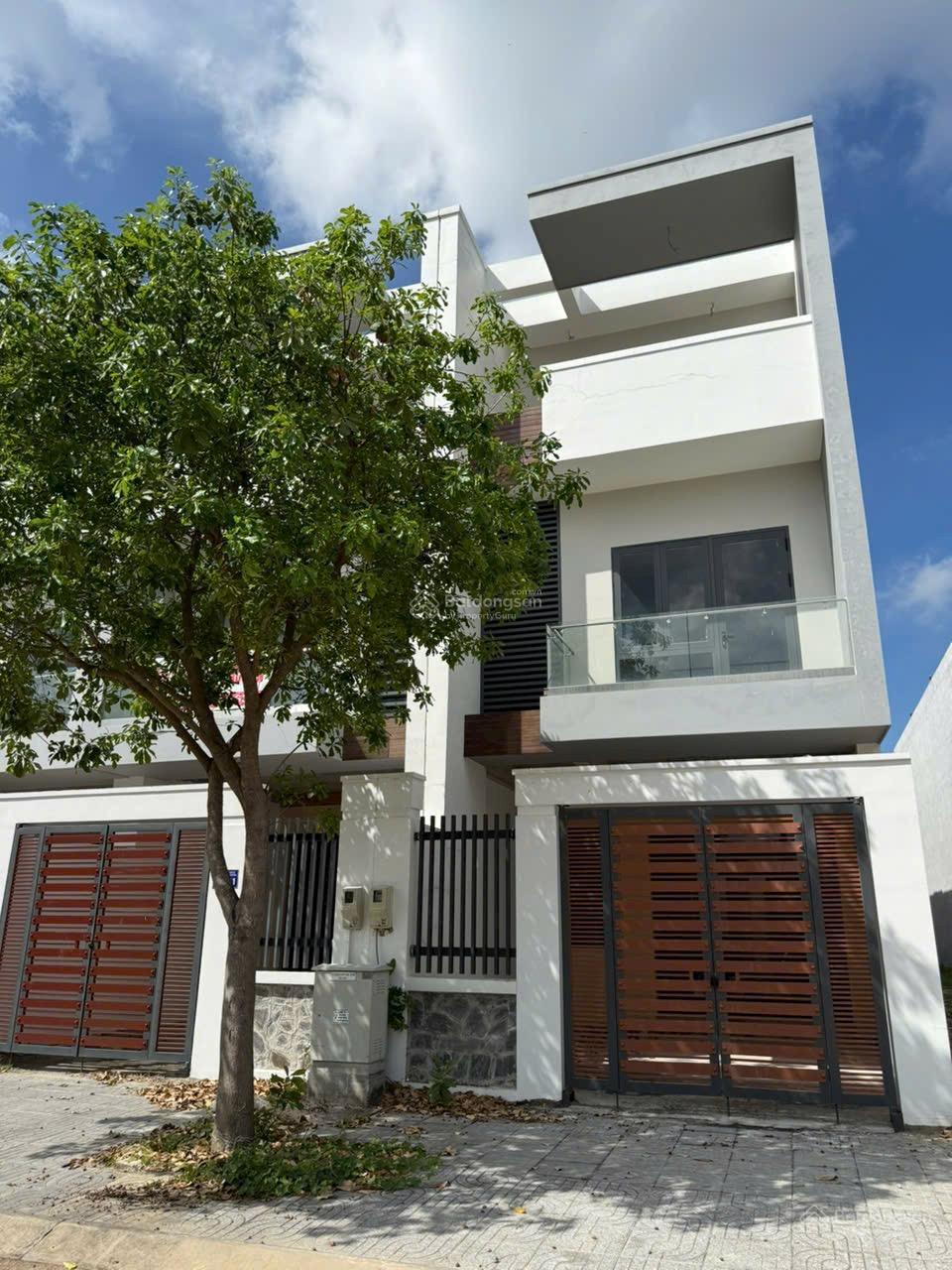 Cần bán căn nhà phố trung tâm TP Bà Rịa, 120m2 giá 4.2 tỷ, có sổ hồng. LH 0775 707 *** Phạm Yến