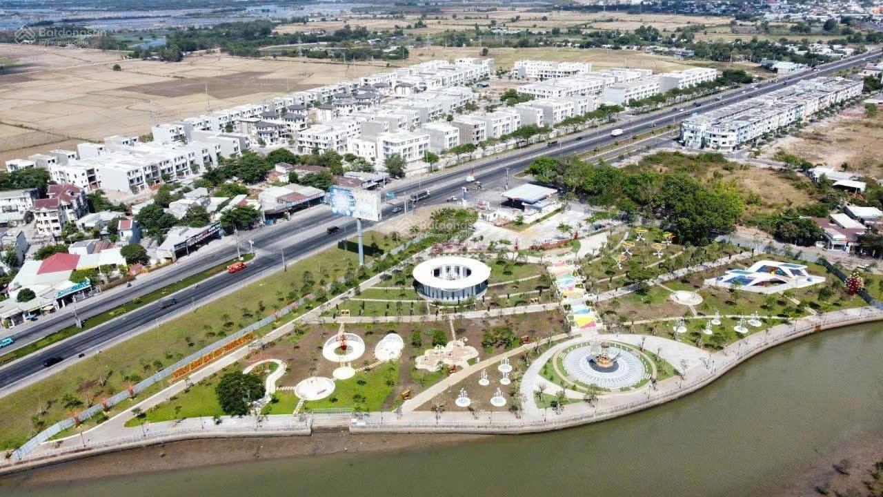 Cần bán căn nhà phố trung tâm TP Bà Rịa, 120m2 giá 4.2 tỷ, có sổ hồng. LH 0775 707 *** Phạm Yến