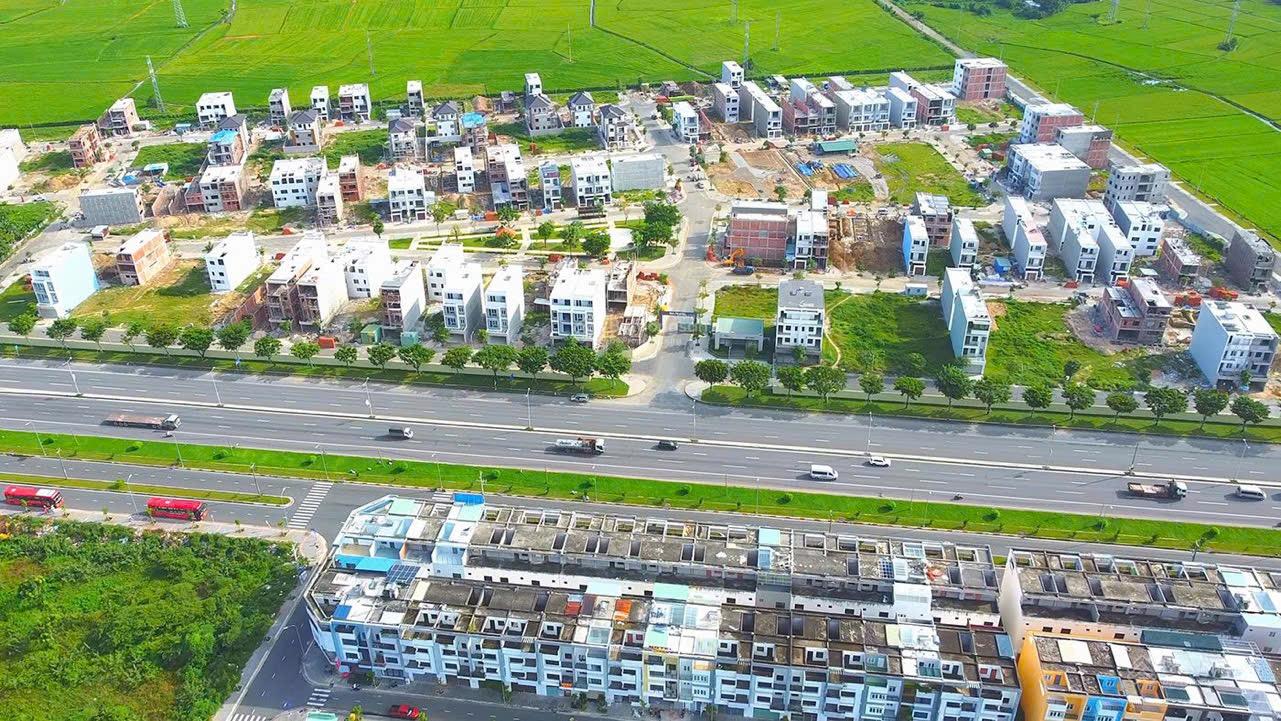Cần bán căn nhà phố trung tâm TP Bà Rịa, 120m2 giá 4.2 tỷ, có sổ hồng. LH 0775 707 *** Phạm Yến