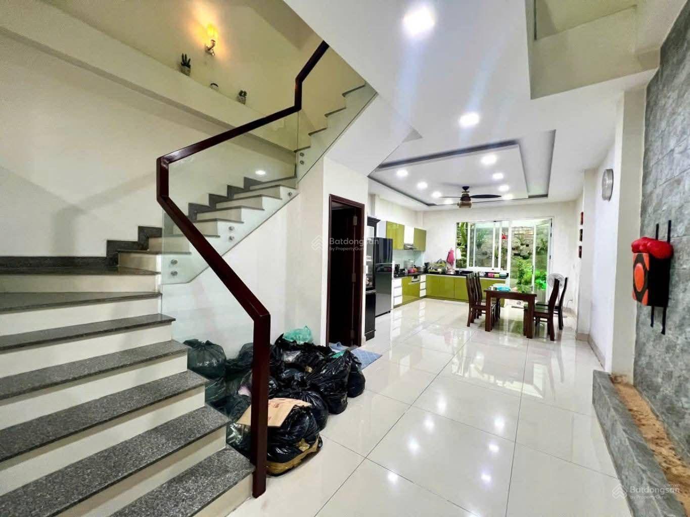 Cần bán nhà cho thuê 10tr/tháng, DT 120m2/3ty950, đã hoàn công, đường 4m, đi ra QL13 chỉ 500m, SHR