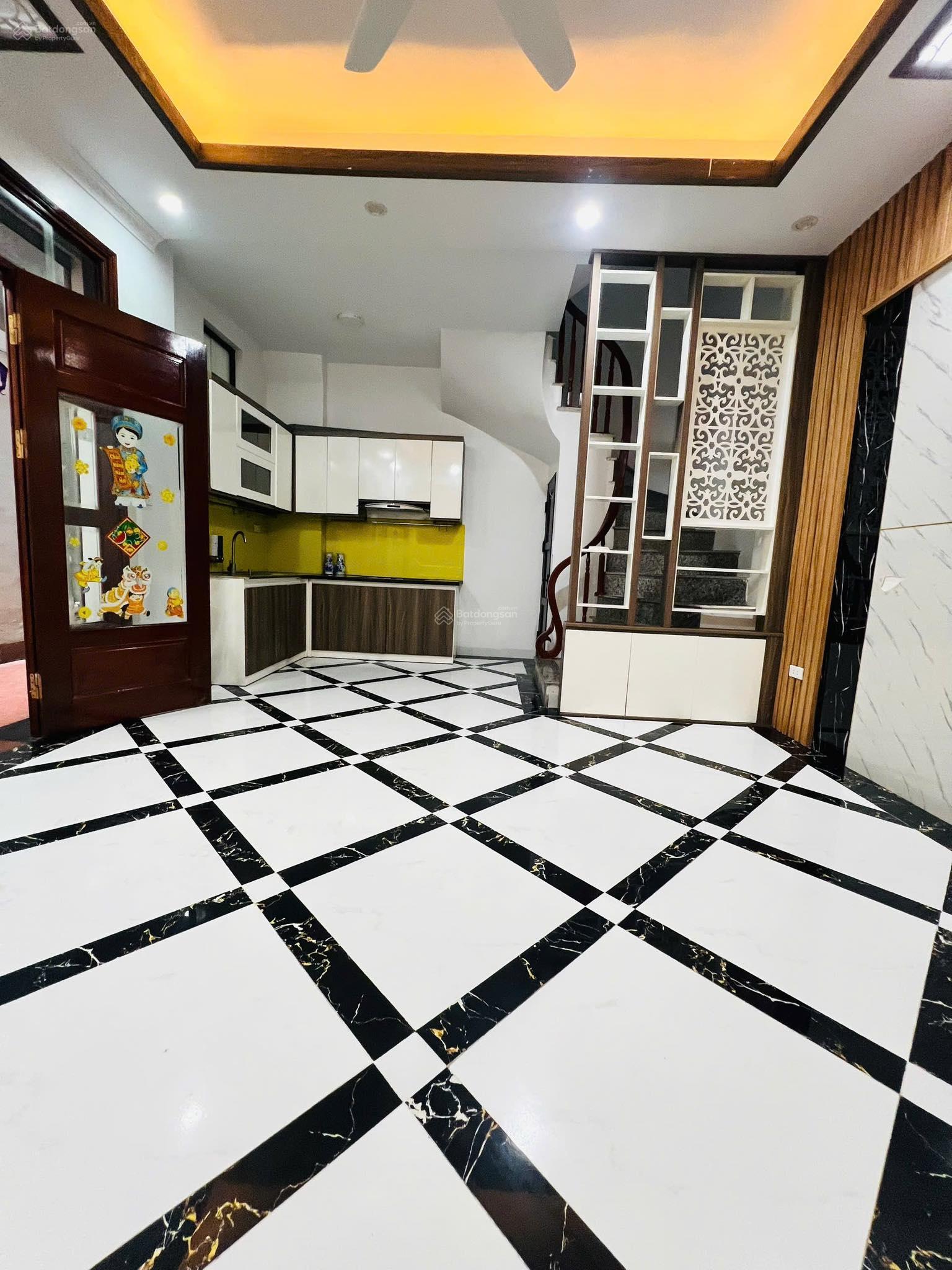 BÁN NHÀ Ở NGAY TÂY HỒ - LẠC LONG QUÂN, GẦN HỒ TÂY (Chỉ 7.6 tỷ)