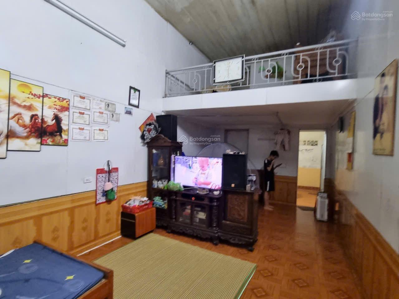 Bán đất có nhà C4 DT 72m2 sát Vinhomes Dương Kinh. Đường thông 3m giá 1tỷ860tr ra lộc.LH 0989 335 ***