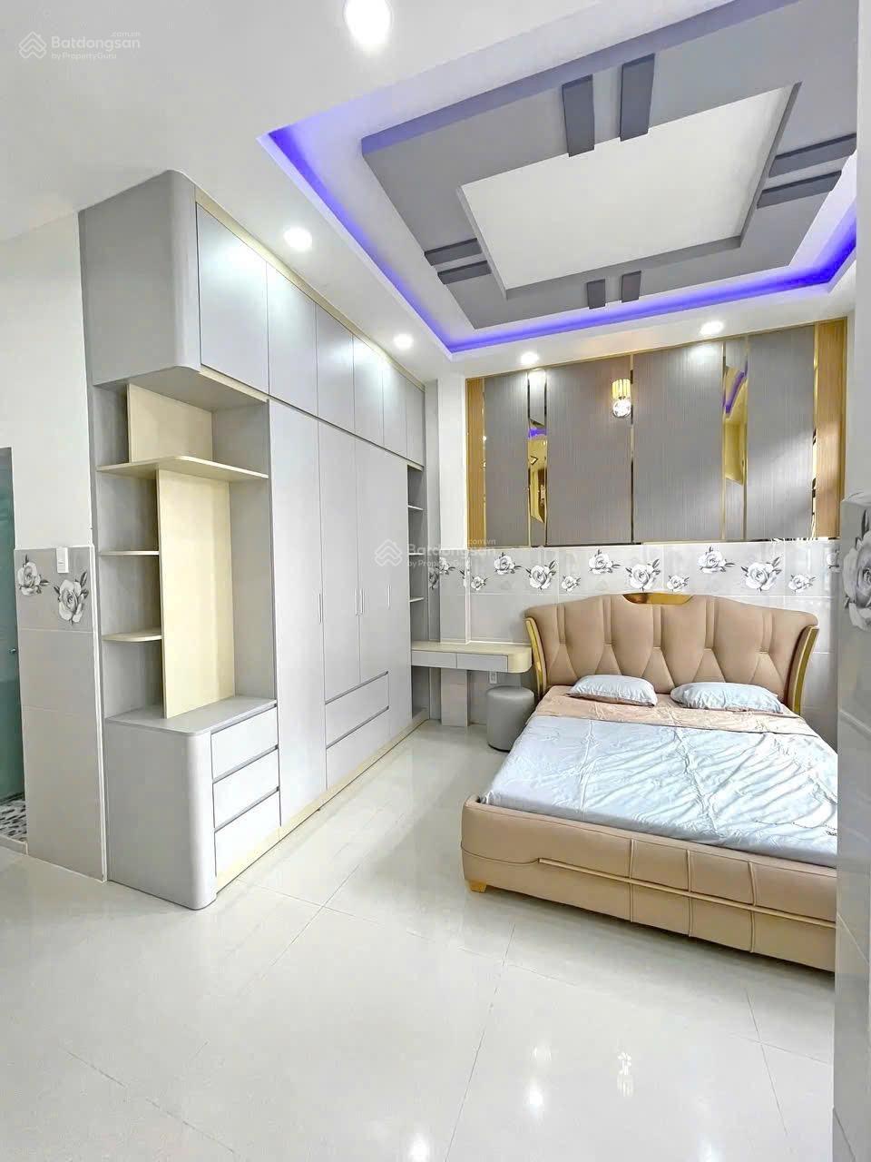 Bán gấp căn nhà. DT 63m2 (4mx 15,7m) Giá 3.855 tỷ . Đường Ba Vì/Q10. Gần TTTM Vạn Hạnh Mall