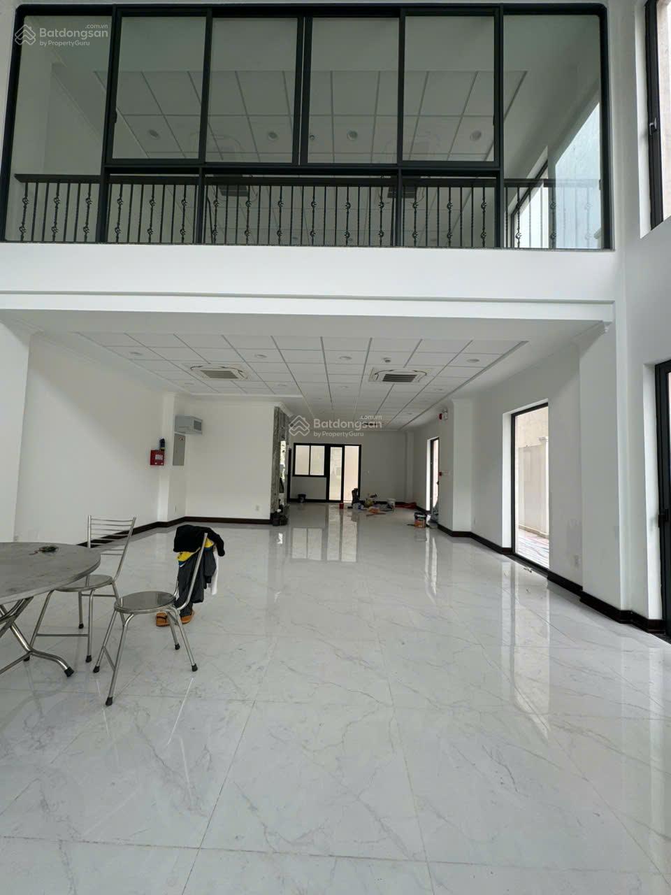 Cho thuê nguyên căn trục Đinh Thị Thi hoàn thiện có thang máy máy lạnh, sàn trống KĐT Vạn Phúc