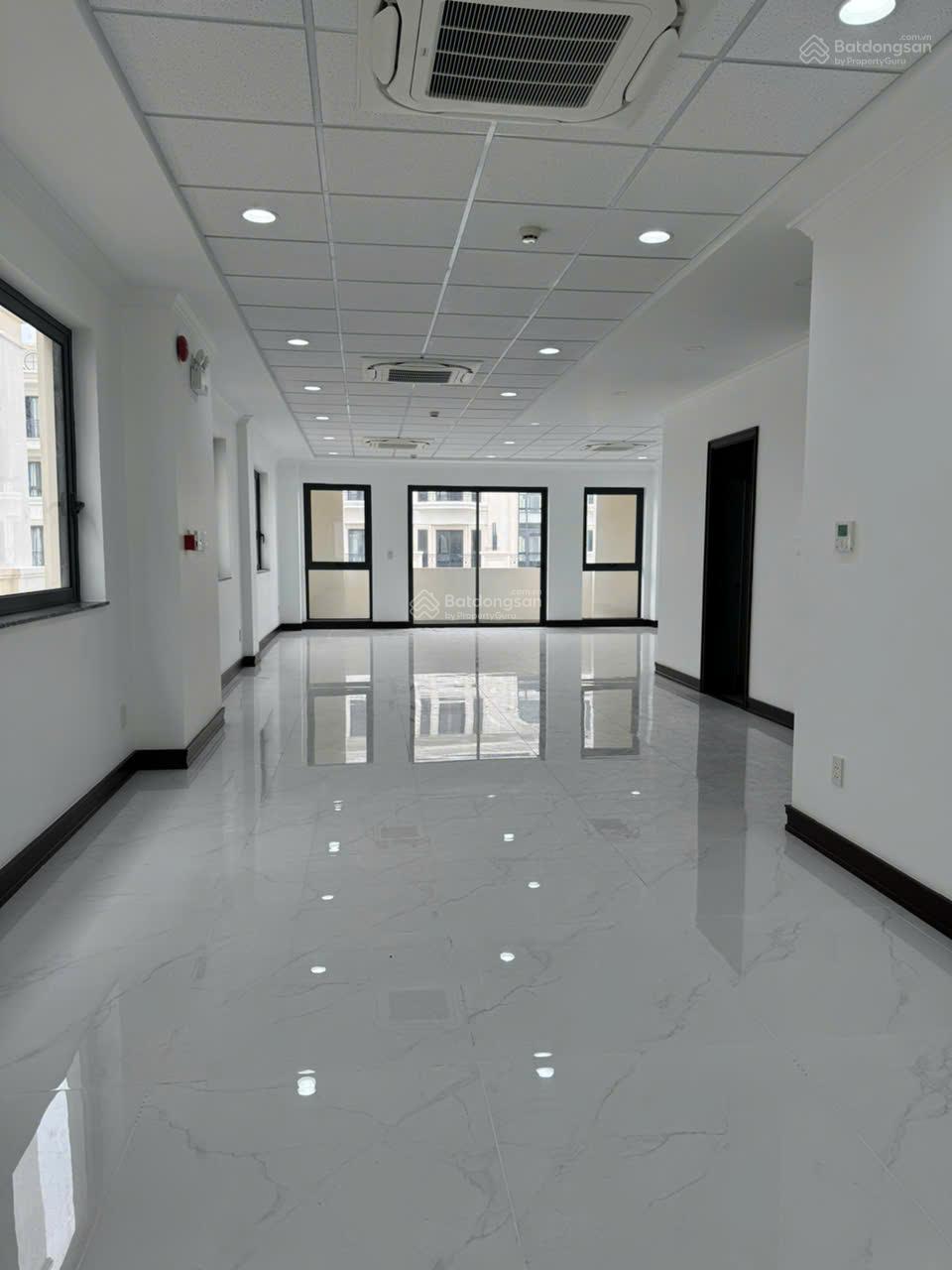 Cho thuê nguyên căn trục Đinh Thị Thi hoàn thiện có thang máy máy lạnh, sàn trống KĐT Vạn Phúc