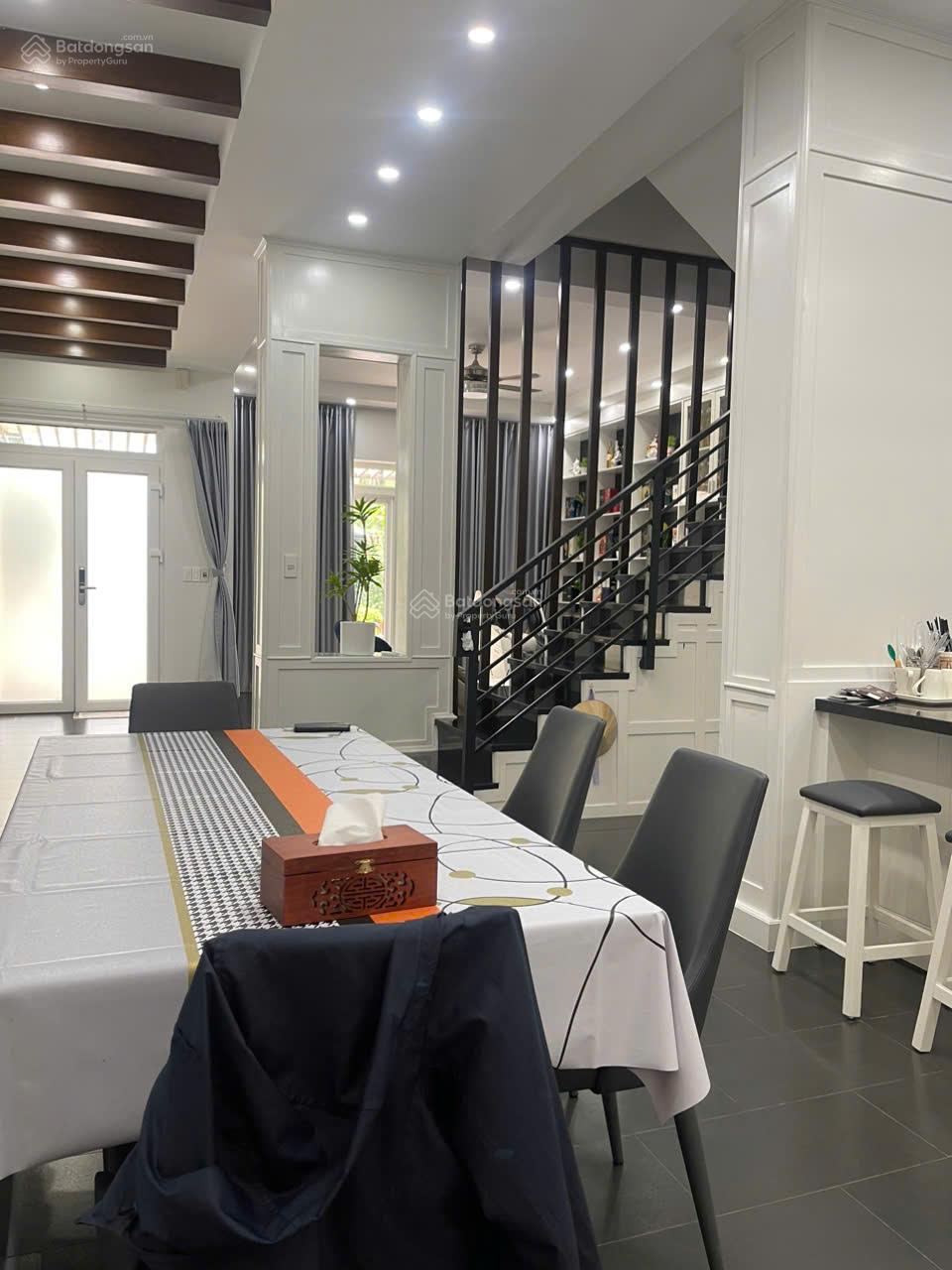 Bán biệt thự liên kế vườn khu Hưng Thái, Phú Mỹ Hưng, Q. 7, giá: 35 tỷ, sổ hồng. LH: 0979 762 ***