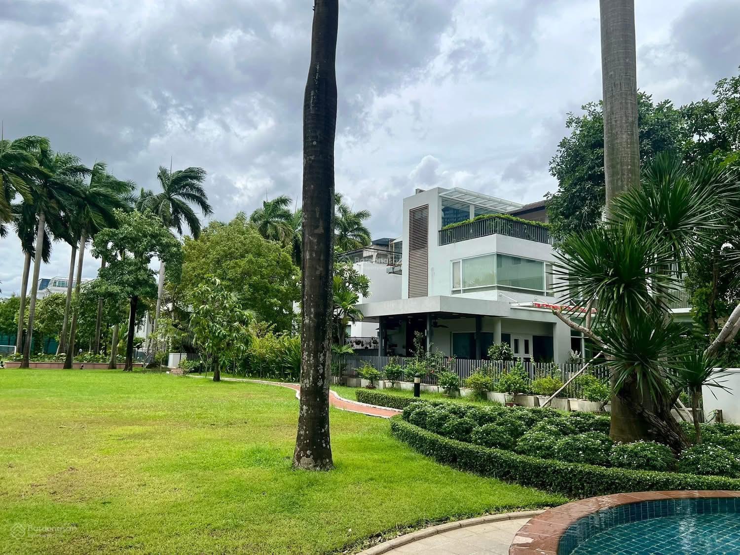 Bán căn góc biệt thự khu compound Villa Riviera, phía sau Vincom Thảo Điền Quận 2, đã có sổ hồng Bán căn góc biệt thự khu compound Villa Riviera, phía sau Vincom Thảo Điền Quận 2, đã có sổ hồng