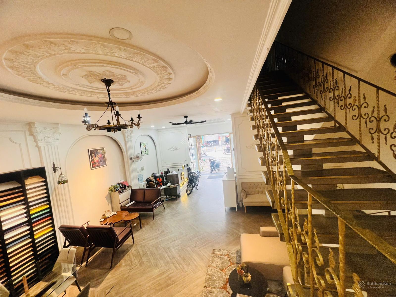 Văn phòng sang trọng Nguyễn Thị Minh Khai, Q1, trần cao 3m2. DT: 20x20m, giá: 45tr sẵn nội thất