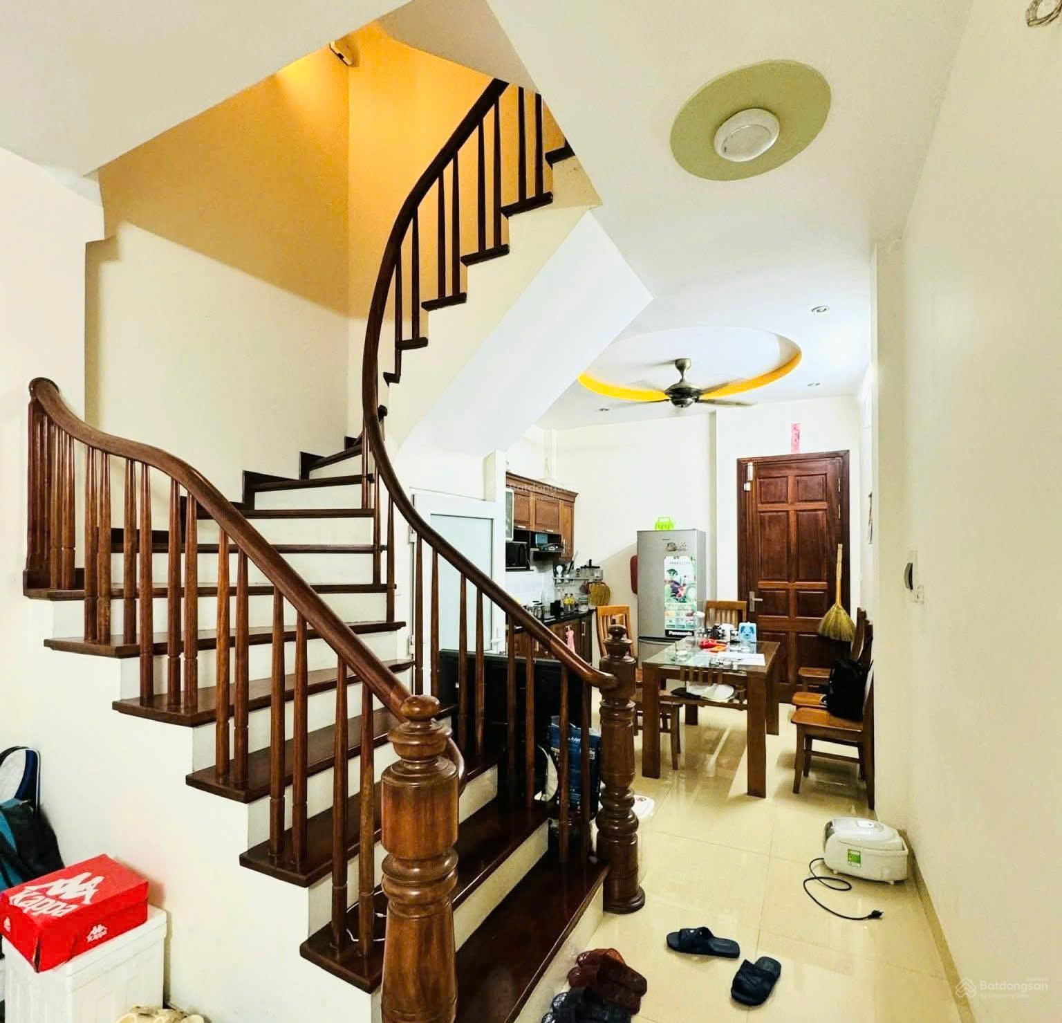 Bán nhà Hoàng Quốc Việt, Cầu Giấy. Phân lô, oto vào nhà, gần phố. Nhà đẹp, 2 thoáng trước sau Bán nhà Hoàng Quốc Việt, Cầu Giấy. Phân lô, oto vào nhà, gần phố. Nhà đẹp, 2 thoáng trước sau