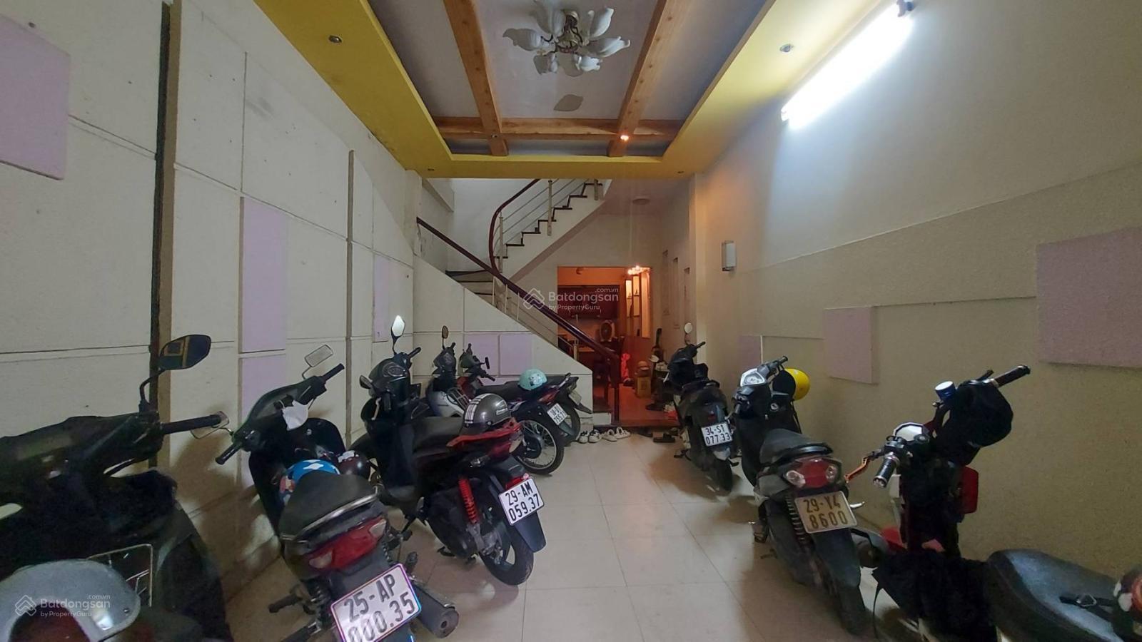 Bán nhà Xuân Thuỷ, dt 62m2, mặt ngõ, ô tô vào nhà, gần phố