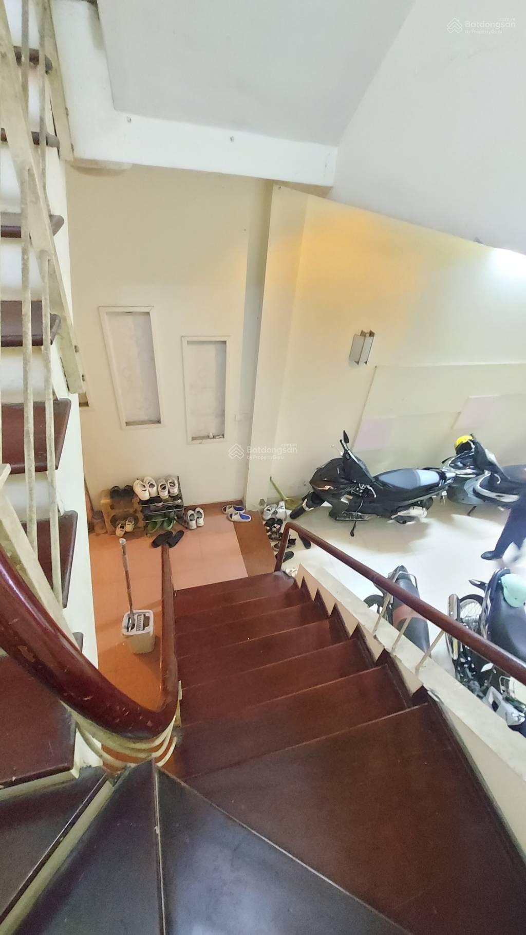 Bán nhà Xuân Thuỷ, dt 62m2, mặt ngõ, ô tô vào nhà, gần phố