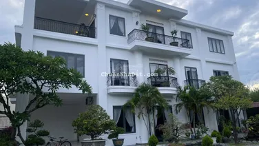 Bán Biệt thự có hồ bơi gần bến du thuyền, cách biển Phạm Văn Đồng 100m. Giá bán 20 tỷ sổ hồng riêng