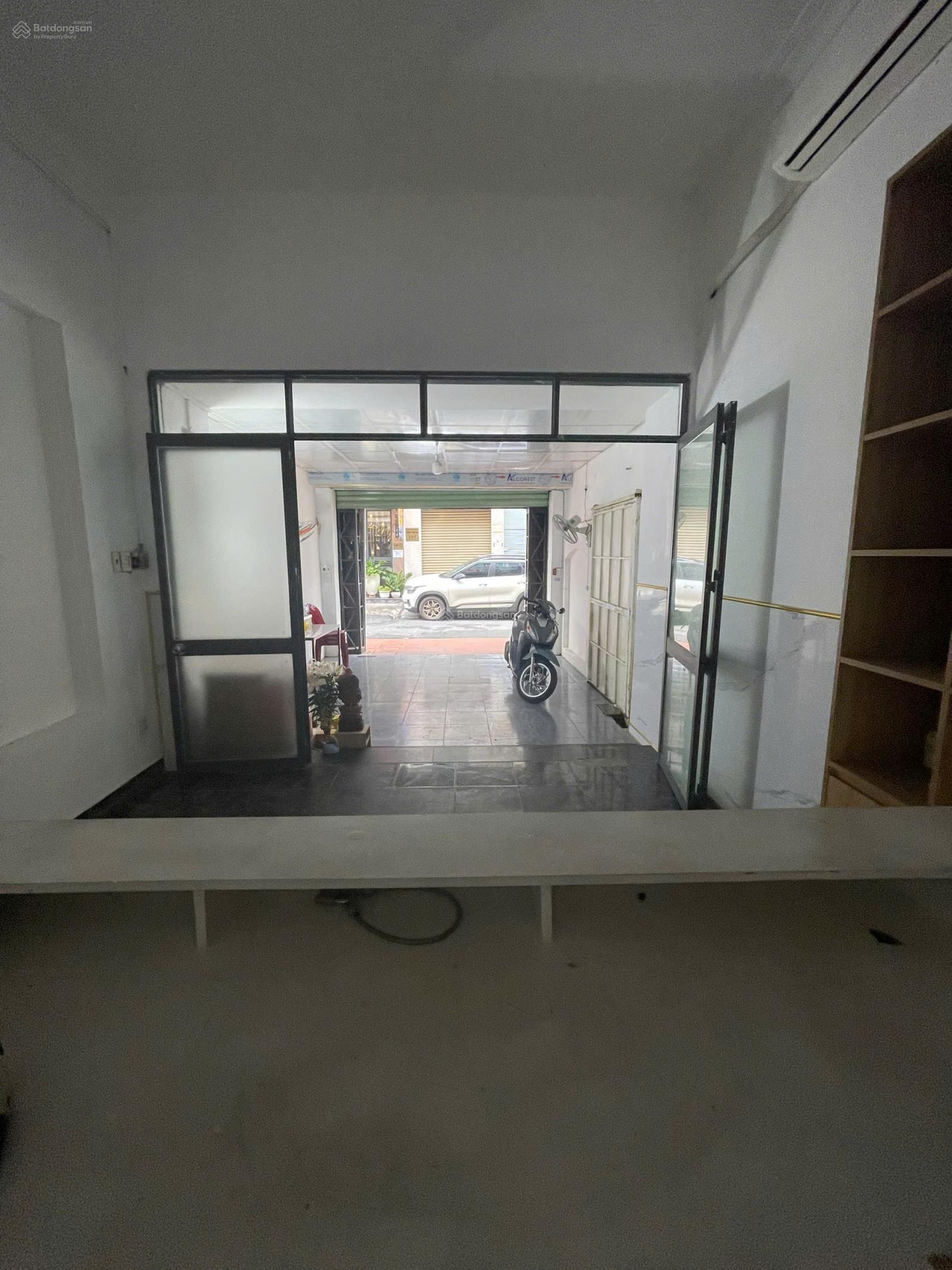 Cần cho thuê nhà 451 Sư Vạn Hạnh nhà gần hết HĐ. DT: 4,5 x 20m, 4 lầu. LH 0.0901 38 30 38 Trường