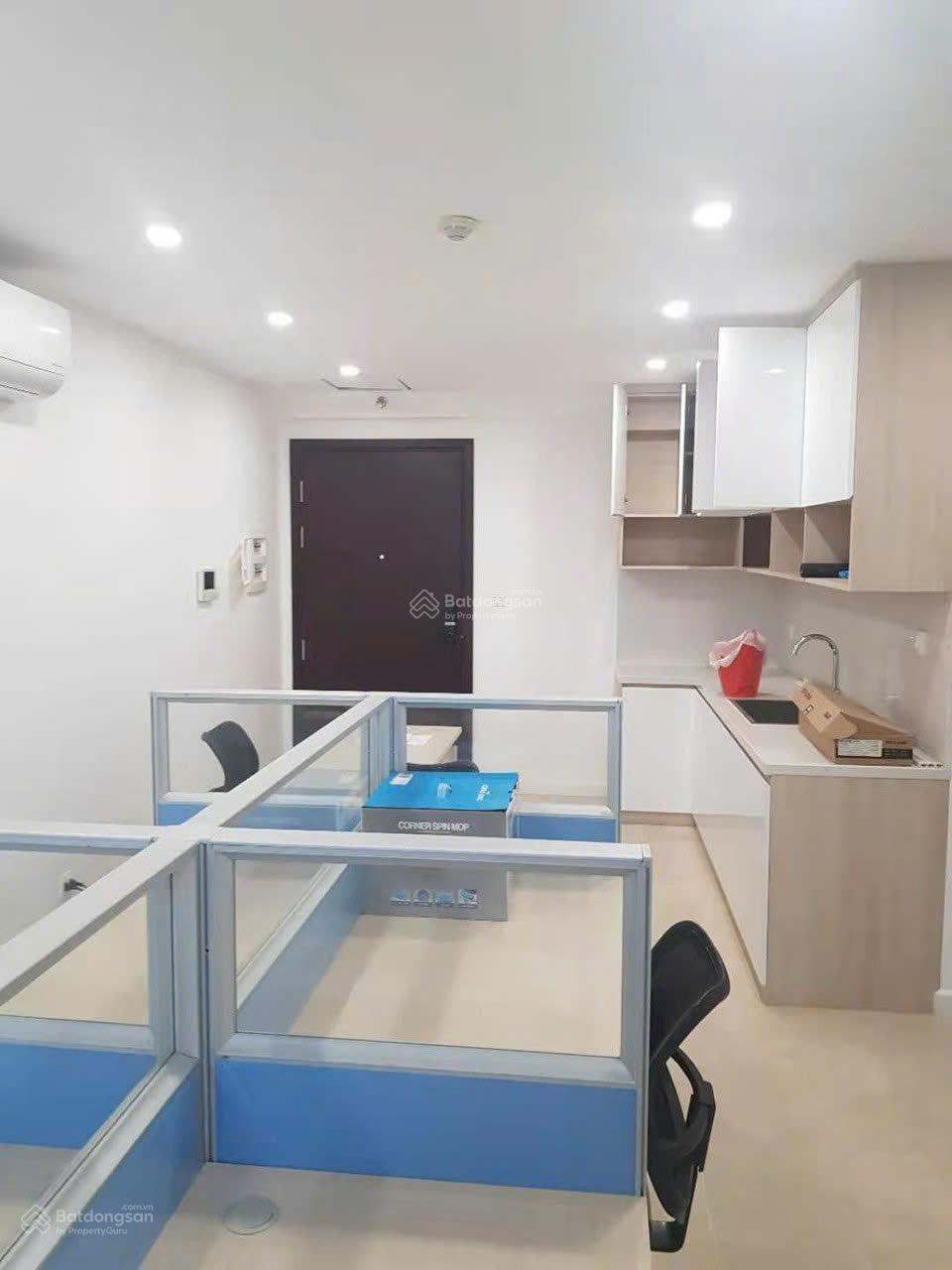 Cho thuê căn 61m2 đủ đồ văn phòng cho 15 người view hồ tại toà C2 hàng hiếm. Cam kết như ảnh