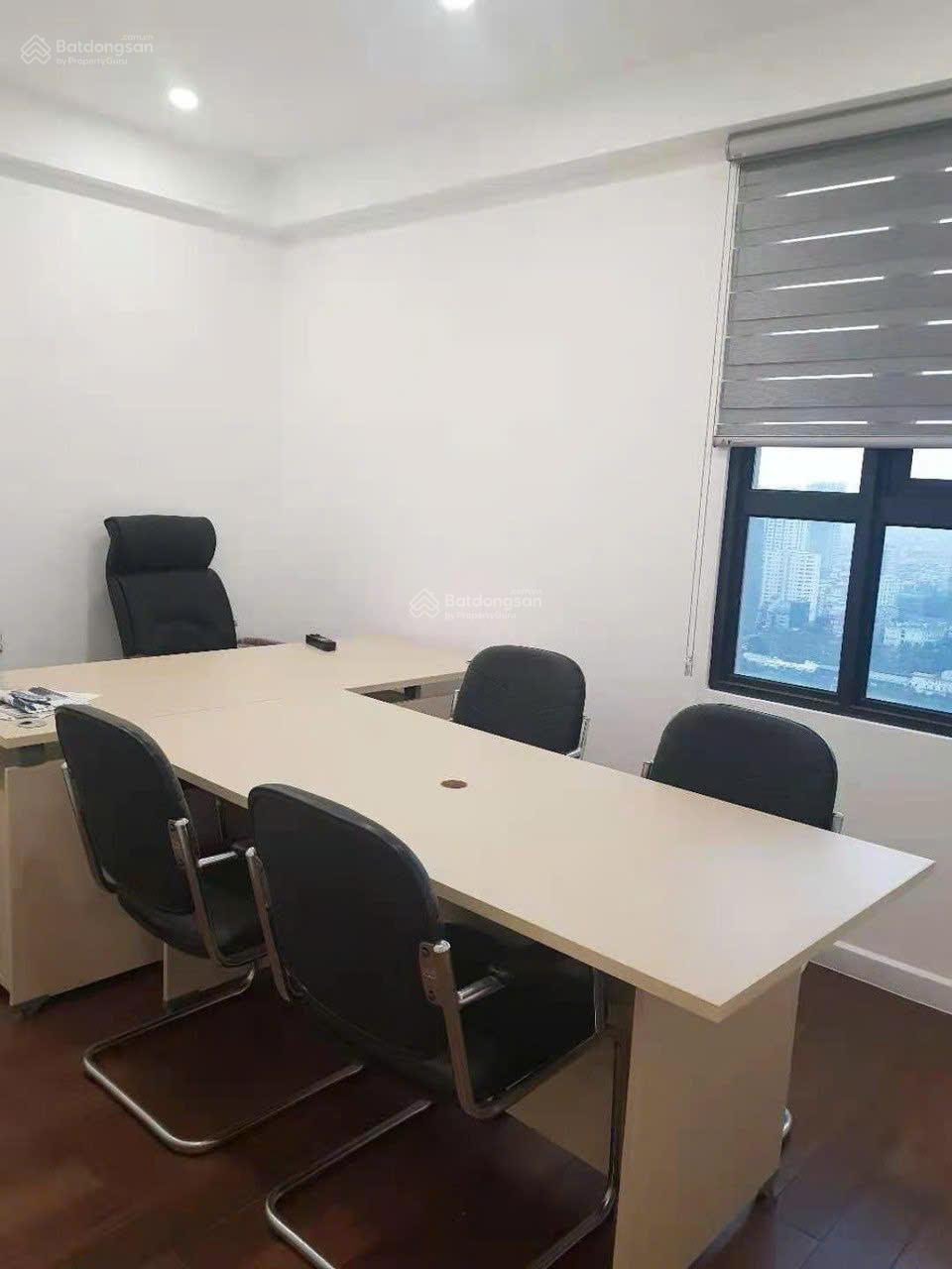 Cho thuê căn 61m2 đủ đồ văn phòng cho 15 người view hồ tại toà C2 hàng hiếm. Cam kết như ảnh
