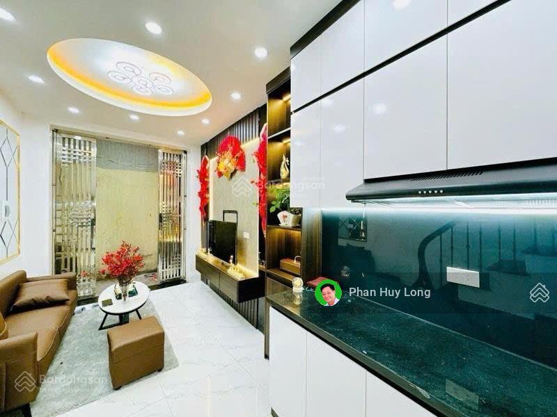 Chính chủ bán gấp nhà ngõ phố Cầu Giấy - 4T 15m2 MT 2.7m - sổ đỏ chính chủ - gần mặt phố