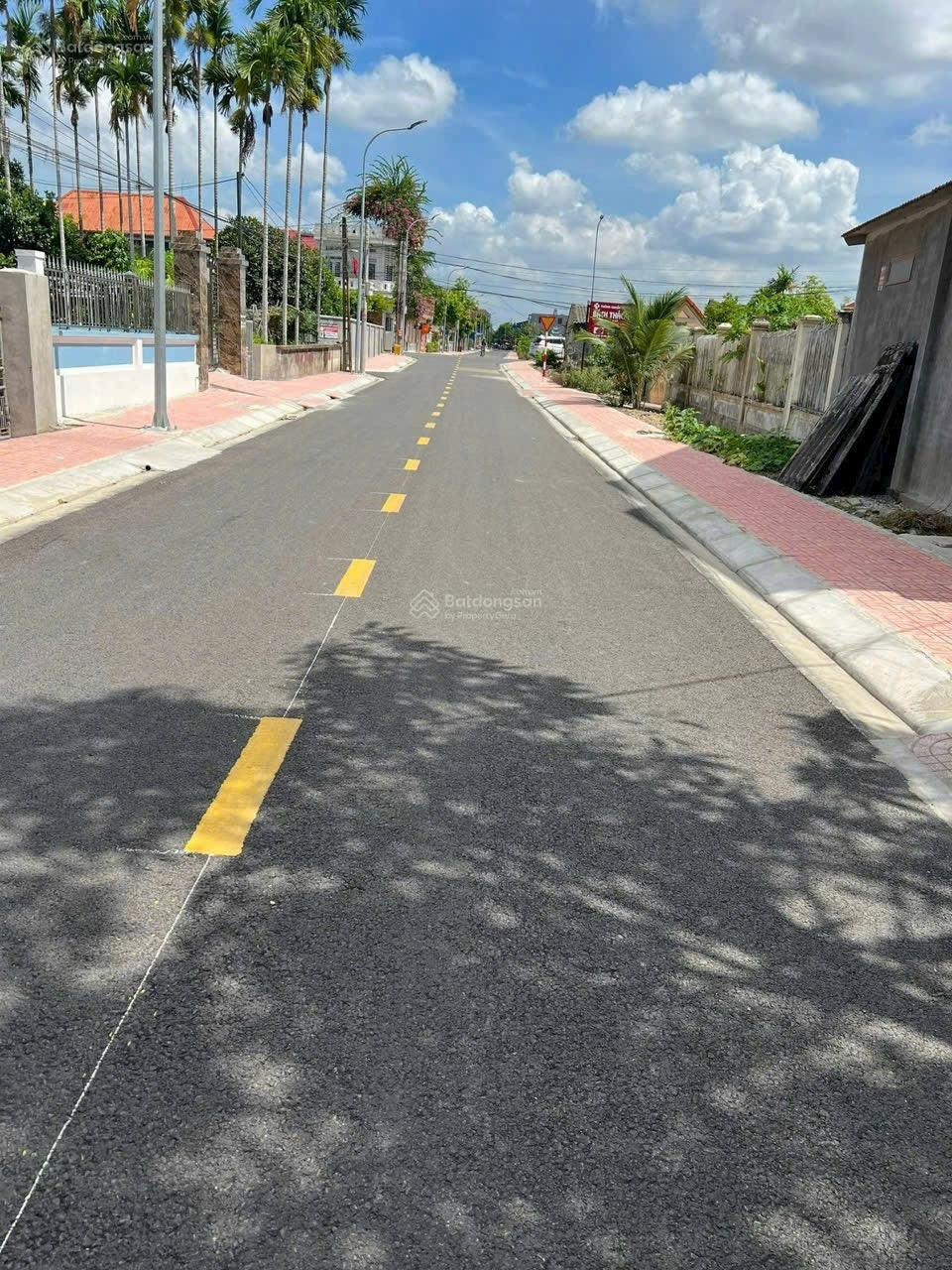 140m2 Đức Phong Đại Đồng gần vinhomes , ga đường sắt. Đường 10m. Giá 3ty500. Lh 0989 335 *** 140m2 Đức Phong Đại Đồng gần vinhomes , ga đường sắt. Đường 10m. Giá 3ty500. Lh 0989 335 ***